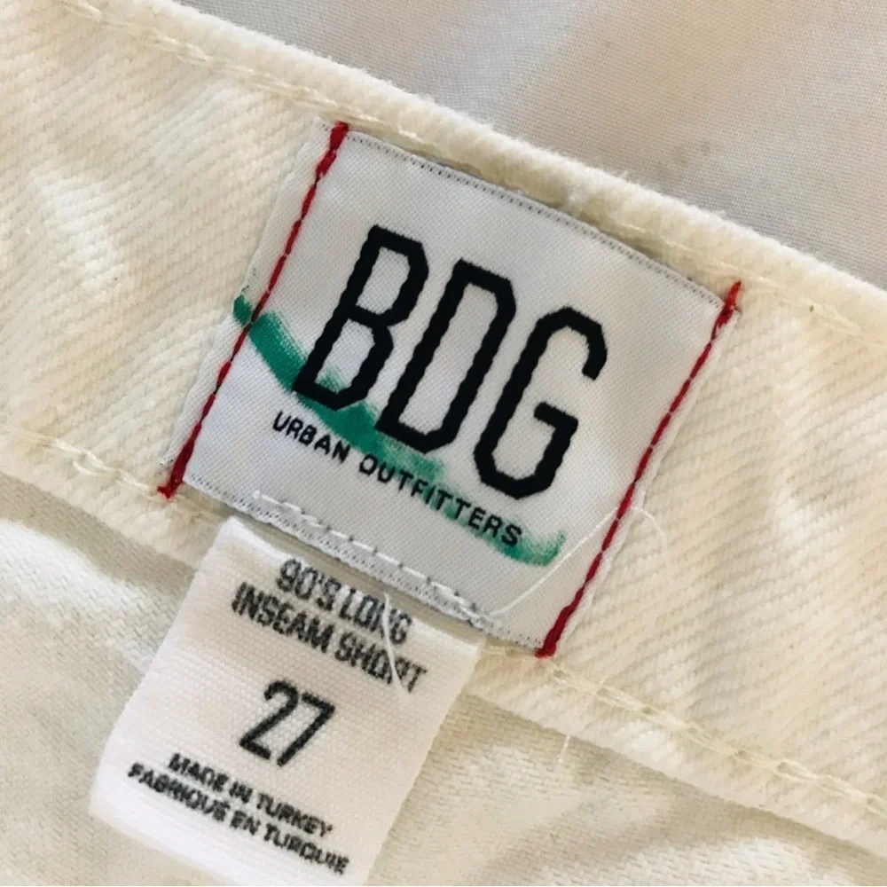 BDG Urban Outfitters 90’s White Long Inseam Denim Shorts Raw Hem SIZE 27 4